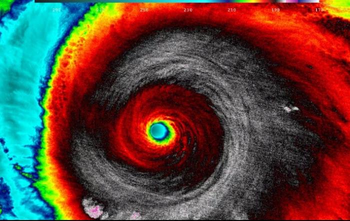 Oko hurikanu Patricie  rychlost  větru  407 km hod 